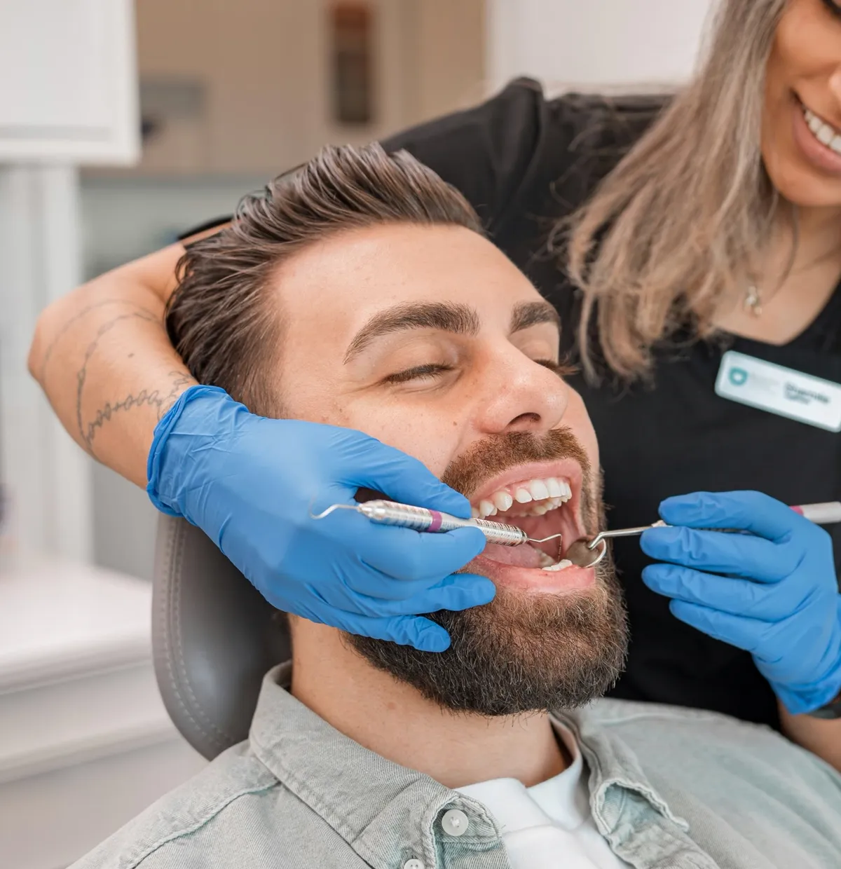 Médica dentista a observar um paciente (foto de amostra)