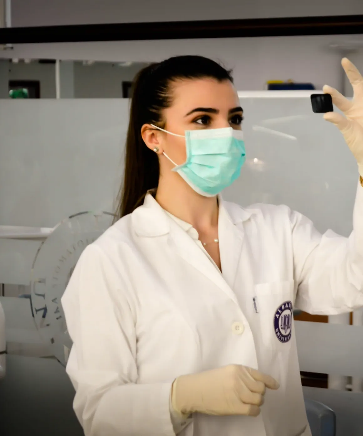 Assistente dentária a observar uma radiografia (foto de amostra)